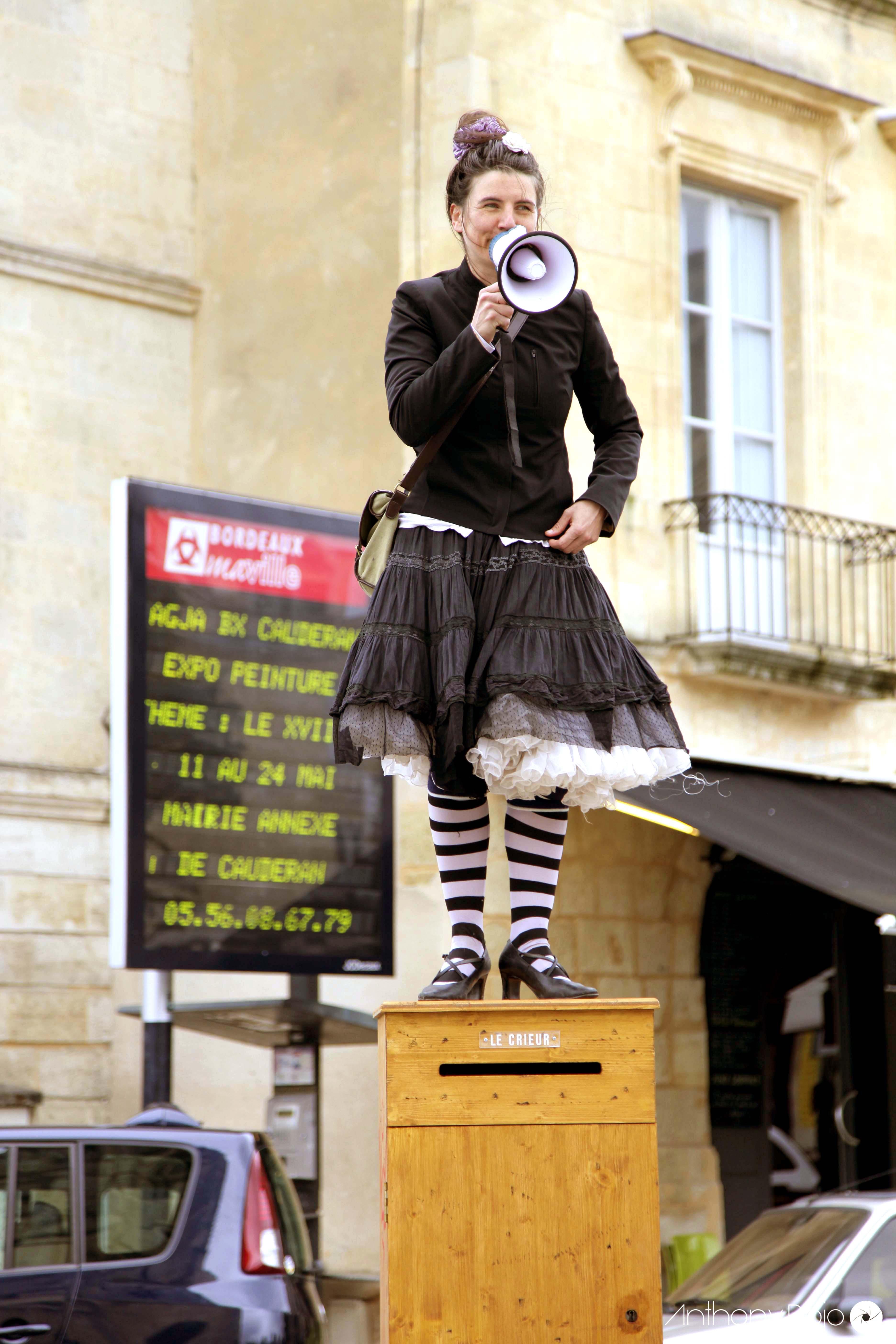 Reportage Photos - Un crieur public et des boites à messages à Saint Michel pour faire entendre sa voix ! Reportage Photos - Un crieur public et des boites à messages à Saint Michel pour faire entendre sa voix !