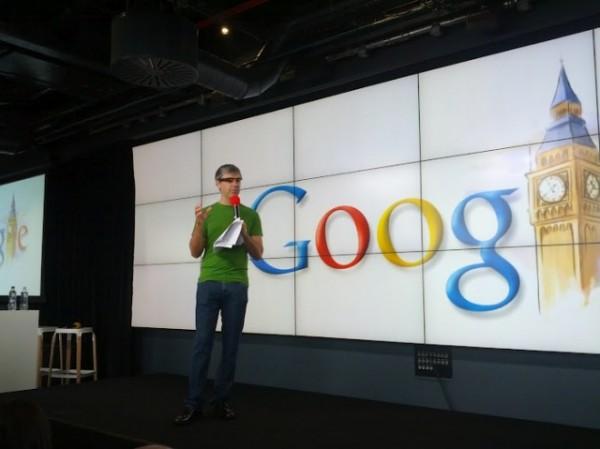 google glasses 31 600x449 Larry Page porte lui aussi le Project Glass de Google 