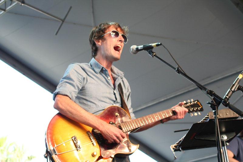 Andrew_Bird_at_2007_Coachella_Valley_Music_and_Arts_Festival