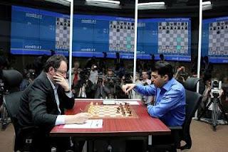 Échecs à Moscou : le challenger Boris Gelfand face à Vishy Anand lors de la 9e partie - Photo © Chessbase 