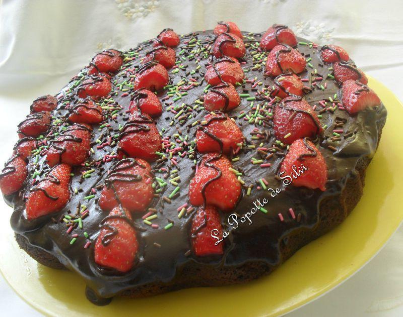 Gâteau au yaourt au chocolat décoré avec des fraises (de Salima)