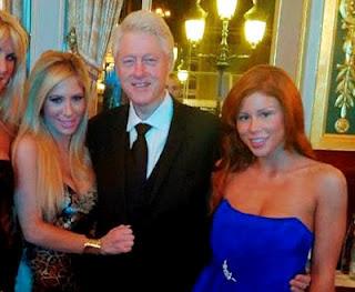 Bill Clinton pose avec des stars du X