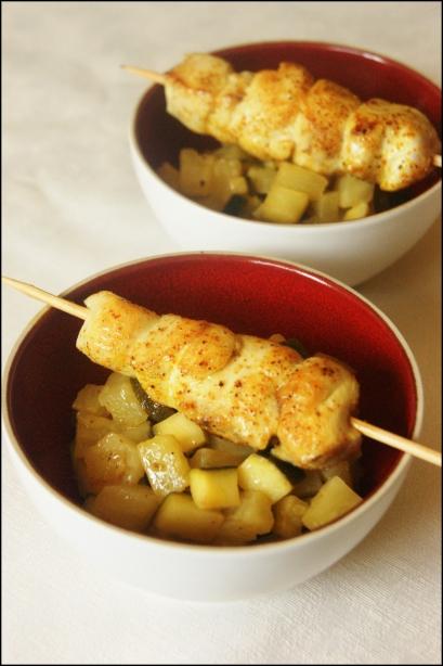 Brochette de poulet au curry et poêlée courgette ananas