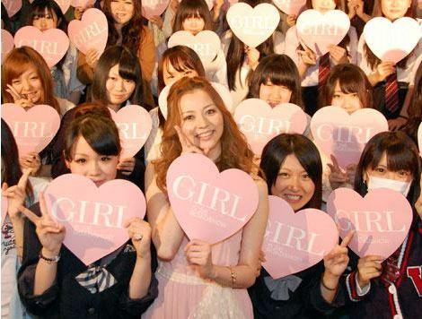 Karina est apparu au bras d’ Osamu Mukai à... Karina & Lyceenes