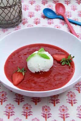 Glace light  au yaourt  à la verveine coulis de fraises