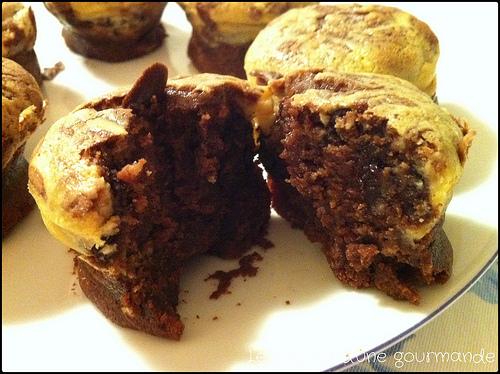 Petits brownies-cheesecakes http://farm8.staticflickr.com/7214/7204859688_59353b6793.jpg