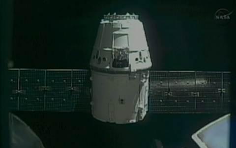 dragon Space X Dragon : la capsule sest amarrée à la Station Spatiale Internationale