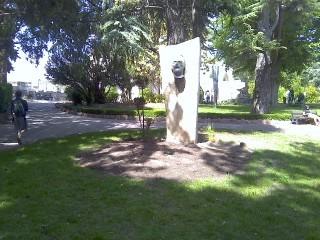 Buste en bronze de Van Gogh exposé dans le jardin d'été (photo perso) Pic_0517_004.jpg