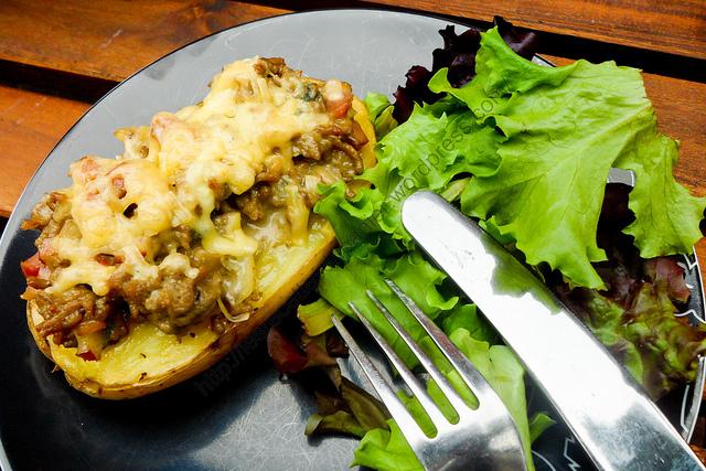 Pommes de terre au four garnies à la viande et au bleu / Meat and Blue Cheese Garnished Oven Roasted Potatoes Pommes de terre au four garnies à la viande et au bleu / Meat and Blue Cheese Garnished Oven Roasted Potatoes