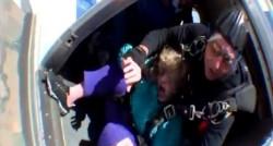 Video-choc-saut-en-parachute-avec-problemes Le saut en parachute d’une mamie de 80 ans tourne mal