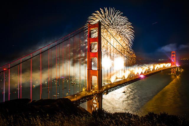 Magnifique feu d’artifice pour les 75 ans du Golden Gate