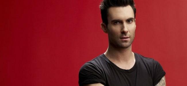 Adam Levine juge de The Voice donne des conseils à Britney