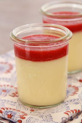 Cheese-cake onctueux au coulis de fraises sans pâte dans un
