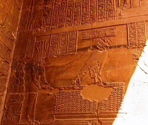 Philae - Isis : libation de lait (Cliché : http://ancienegypte.fr/philae/page5.htm) Philae---Isis-libation-de-lait.JPG