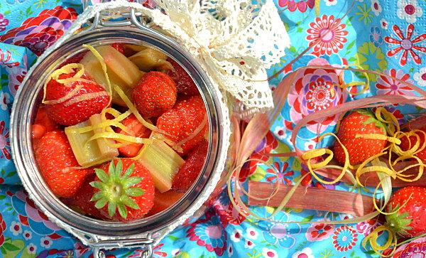 Salade de fraises et rhubarbe rôtie aux zestes et écorces de citron salade-fraise-rhubarbe8.JPG