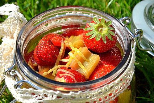 Salade de fraises et rhubarbe rôtie aux zestes et écorces de citron salade-fraise-rhubarbe7.JPG