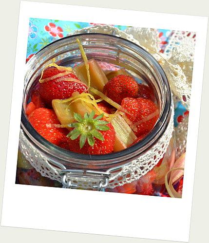 Salade de fraises et rhubarbe rôtie aux zestes et écorces de citron pola-salade-fraise-rhubarbe2.JPG