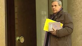 Jean-Marie Colombani, chargé par Nicolas Sarkozy d'une mission sur l'adoption, remettant son rapport (19 mars 2008)