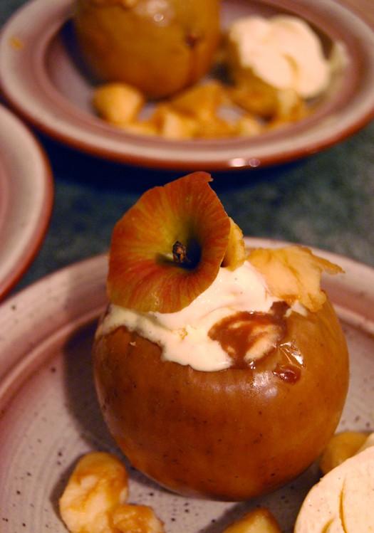 # 7 Pommes rôties au carambar et à la glace vanille