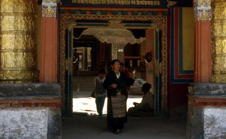 Tibet (5) Les quatre tumulis des rois tibétains tibet-temple-rewaden.1206270370.jpg