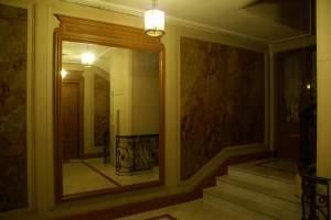 vestibule Des losanges dans le miroir, et des chakras.