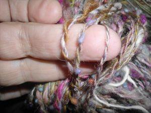 Fil de laine ....au rouet ...teintures maison .... bou2