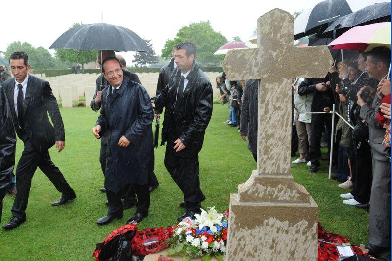 Commémoration. François Hollande est poursuivi par la pluie. Il a malgré tout été accueilli par une foule importante contenue aux abords du cimetière britannique de Ranville pour le 68ème anniversaire du débarquement. Ranville revendique le titre de «première commune libérée de France» car c'est ici que se sont posés les premiers paras de la 6ème division aéroportée britannique dans la nuit du 5 au 6 juin 1944. Pour son premier «D Day», François Hollande a voulu se placer sous le signe de la normalité. Attendu à 14h45, c'est en voiture qu'il a fait le déplacement, alors même qu'il recevait Martine Aubry à l'Élysée à midi... Un choix qui lui a valu d'arriver avec retard de vingt minutes dans ce village emblématique. «La mémoire, ce n'est pas un sentiment, une attitude, un état d'esprit. C'est une politique et j'en suis désormais le garant», a-t-il déclaré devant plusieurs centaines de personnes. «La mémoire doit savoir survivre aux témoins des événements eux-mêmes et trouver encore les mots quand les voix se sont éteintes», a-t-il aussi souligné.