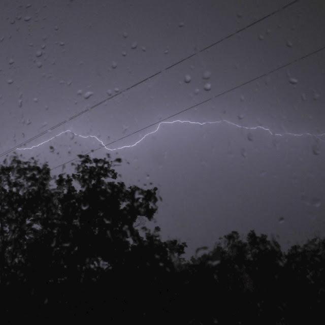 Photographies de la semaine : de l'eau, une couleuvre, des boites et un éclair Photographies de la semaine : de l'eau, une couleuvre, des boites et un éclair