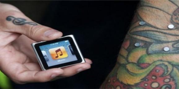 Un tatoueur greffe un iPod Nano sur le bras Un tatoueur greffe un iPod Nano sur le bras