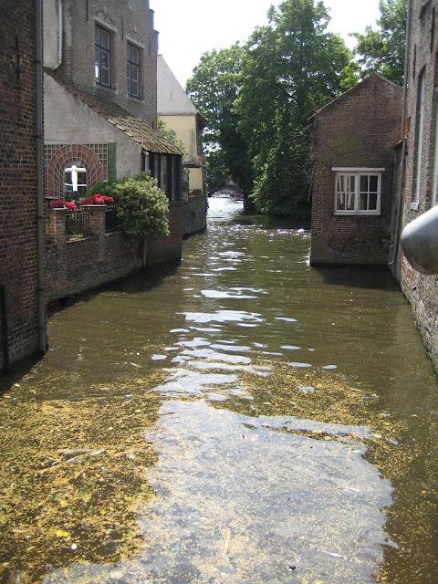 De nouveau les canaux de Bruges, sous un rare soleil de juin...