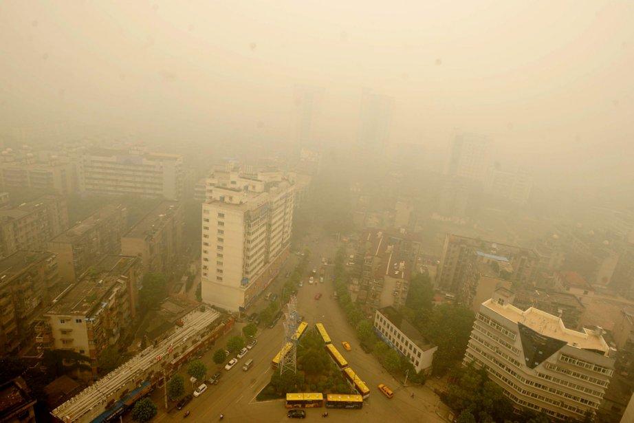 Une ville chinoise plongée dans un mystérieux nuage