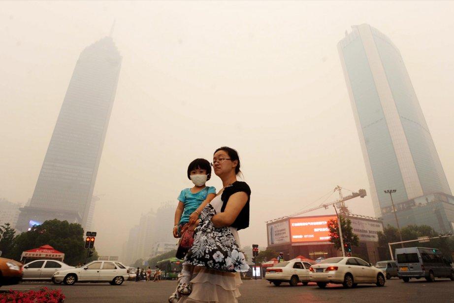 Une ville chinoise plongée dans un mystérieux nuage