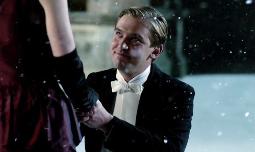 1) J’ai eu la bonne idée de regarder l’épisode de... 1) J’ai eu la bonne idée de regarder l’épisode de Noël de Downton Abbey, que je n’avais pas revu depuis sa diffusion. SEI-GNEEEEEEUUUUR j’ai encore du mal à en saisir la perfection, mes yeux ne la méritent pas. C’est une des meilleures fins de saison DU MONDE, VOIRE DE L’UNIVERS.
2) Je suis partagée entre des pensées impures pour Sir Richard (tout est dans sa voix, j’ai percé le mystère) et de l’animosité du genre “MAIS RICHARD PERSONNE NE T’AIME, RETOURNE A WESTEROS BORDEL. EN FAIT PERSONNE NE T’AIME LÀ-BAS NON PLUS HAHA”. C’est une vraie tyrannie.
3) Je ne comprends pas pourquoi Downton n’est pas étiqueté comme comédie. Tout est drôle dans cette série, y compris le drame… surtout le drame. Ca pourrait être doublé en polonais que je mouillerais encore mon futal en voyant les regards affolés de Violet et la bête tête de Matthew (je pense que cet homme a INVENTÉ la bête tête).
4) Je suis triste pour les gens qui ne regardent pas Downton Abbey ou pire, qui n’aiment pas la série. C’est comme avec Pride & Prejudice, je ressens de la pitié pour ceux qui ne sont pas assez raffinés que pour l’apprécier. De la pitié et du chagrin. J’ose espérer que tout le monde trouvera un jour le chemin vers la lumière. Chacun a droit au bonheur (ok, sauf Hitler).
5) Je veux que la troisième saison commence maintenant, on a assez attendu. J’imagine déjà Mary dire des trucs méchants et Matthew essayer de ne pas rire. OU MIEUX, Mary qui juge Edith du regard, alors que Matthew sourit de toute sa bête tête. Ca va être bien.
Downton Abbey 2x09