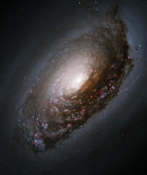 Messier 64 photographié par Hubble