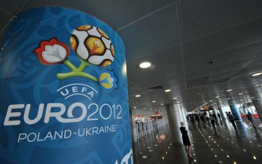 afp sergei supinsky logo de l euro 2012 a l aeroport de kiev le 28 mai 2012 Euro de football 2012 | Au delà des matchs #2 : Polémiques et anecdotes récurrentes