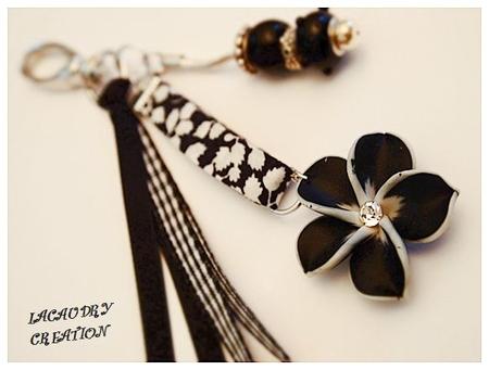 detail bijoux de sac hibiscus noir et blanc lacaudry creation