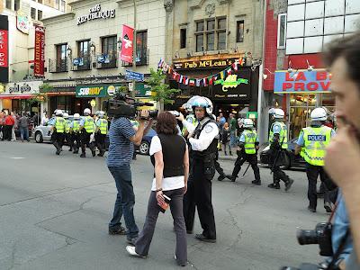 Les émeutes populaires au Québec: parodies ou réalité? Les émeutes populaires au Québec: parodies ou réalité?