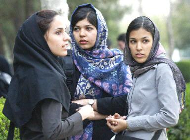 Filles iraniennes portant le foulard