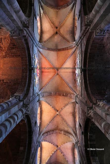 La Basilique Saint-Julien en Haute-Loire la tête en l'air