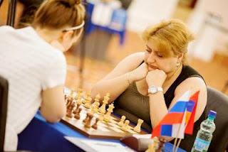 Échecs à Kazan: Elina Danielian (2484) marque le point face à Nadezhda Kosintseva (2528) lors de la ronde 6 - Photo © Fide 
