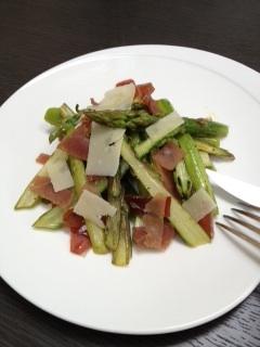 UNE RECETTE DE SAISON SIMPLE ET SAINE : LA SALADE D’ASPERGES TIEDE