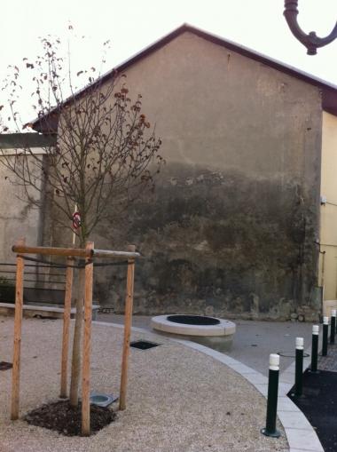 Le mur de la honte devient le mur des lamentations à St. Julien murvide.jpg
