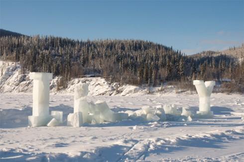 Sculpture sur glace et typographie éphémère