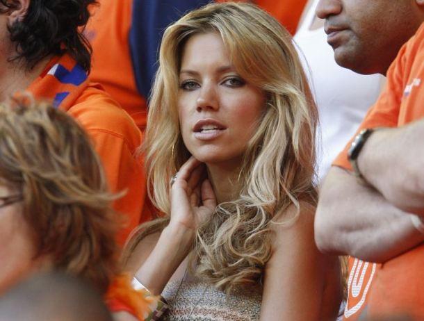 Sylvie van der Vaart waits before the Euro 2008 quarter-final soccer match between the Netherlands and Russia in Basel S’habiller pour regarder l’Euro – sans en faire trop