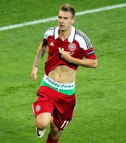 Niklas Bendter ou faire de la publicité en douce img Src: chronofoot.com nicklas bendtner 61562 w250 Euro de football 2012 | Au delà des matchs #4 : Faits divers insolites de lEuro