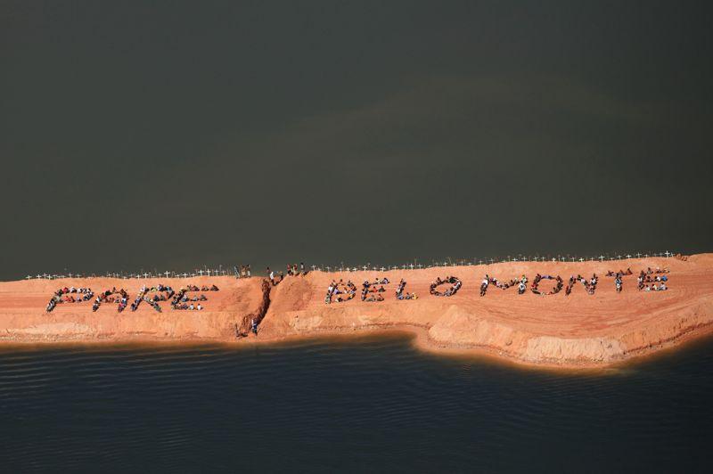 Occupé. En pleine conférence de l'ONU sur le développement durable à Rio, 300 membres des communautés amazoniennes ont occupé le chantier du barrage de Belo Monte, un ouvrage géant au cœur de la forêt. L'objectif des manifestants, qui ont utilisé leur corps pour écrire le message «Pare Belo Monte» (Arrêtez Belo Monte) est de dénoncer une fois de plus «les crimes sociaux et environnementaux occasionnés par la construction de ces grands projets hydroélectriques en Amazonie». Belo Monte est le premier d'une dizaine de barrages que le gouvernement brésilien veut construire dans la région pour assurer l'approvisionnement énergétique dont la sixième économie du monde a besoin pour croître.