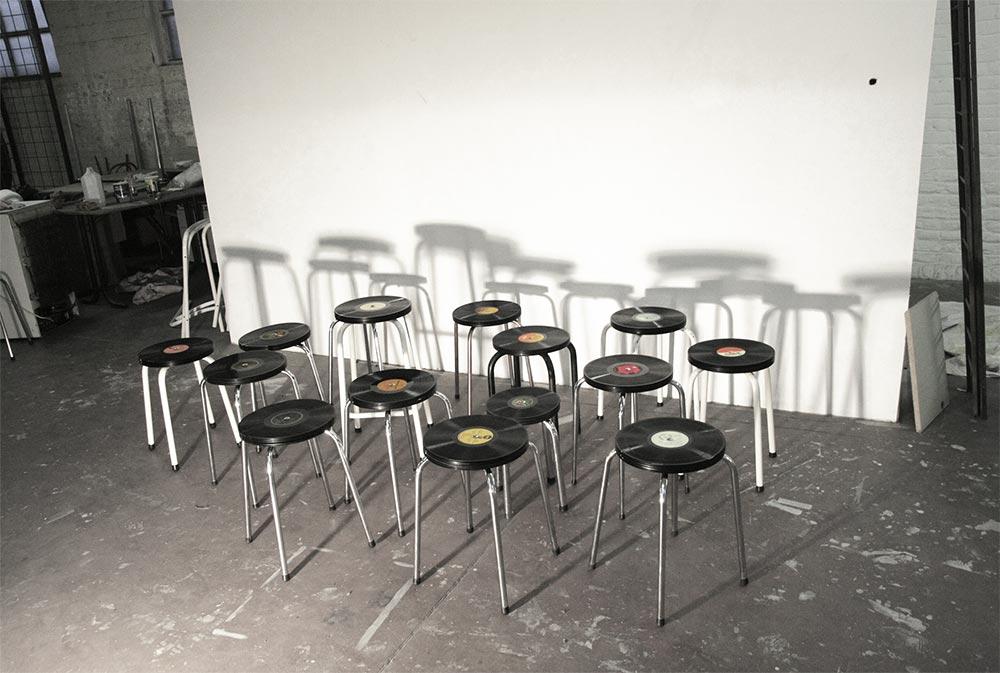 33 stools, tabourets réalisés à partir de vinyles recyclés 33 stools, tabourets réalisés à partir de vinyles recyclés
