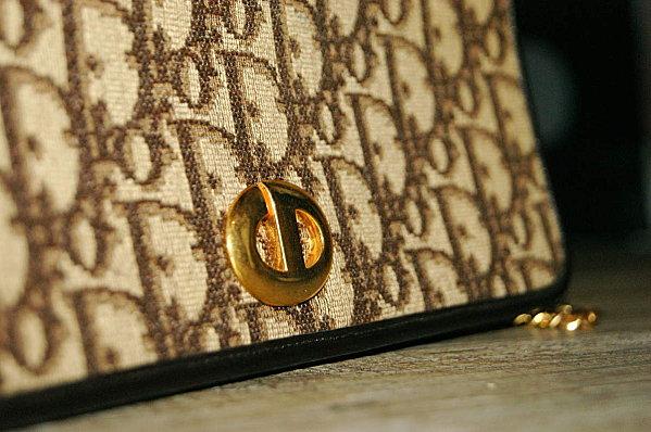 Emmaüs : la pochette Dior DSC05026