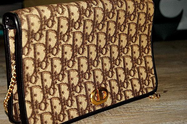 Emmaüs : la pochette Dior DSC05018