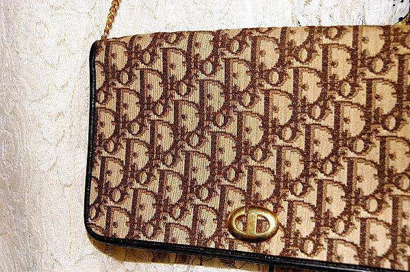 Emmaüs : la pochette Dior DSC05045